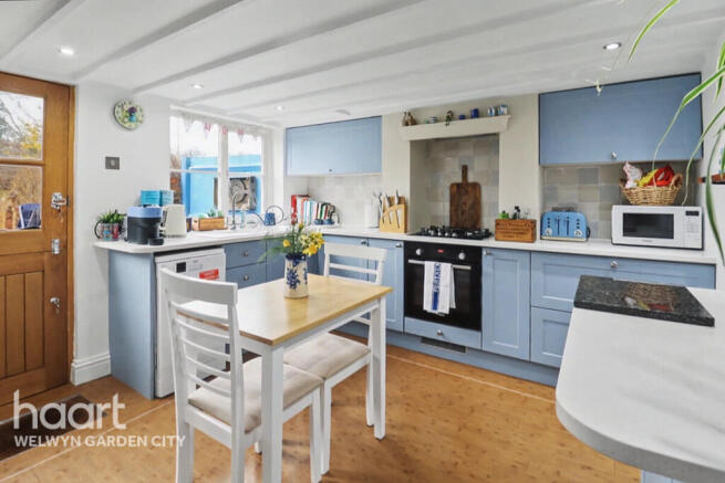 2 bed property, in Codicote Road, £450,000