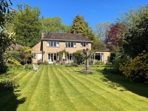 4 bed property, in Broadway, £700,000