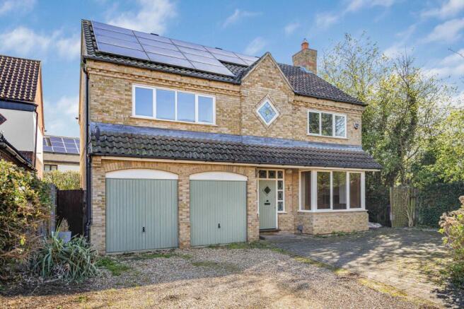 4 bed property, in Hobby Close, £560,000