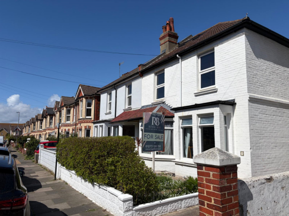 2 bed property, in St. Aubyns Road, £325,000