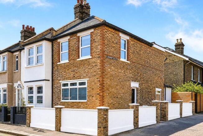 3 bed property, in Oakfield Road, £550,000