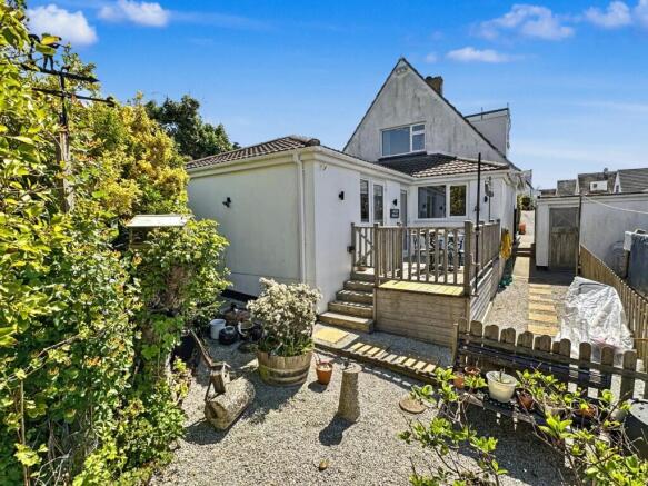 3 bed property, in Porthleven, £450,000