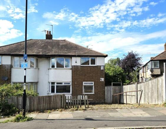 2 bed property, in 140 Moremead Road, £135,000