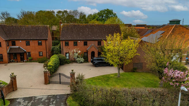 4 bed property, in Main Road, £600,000