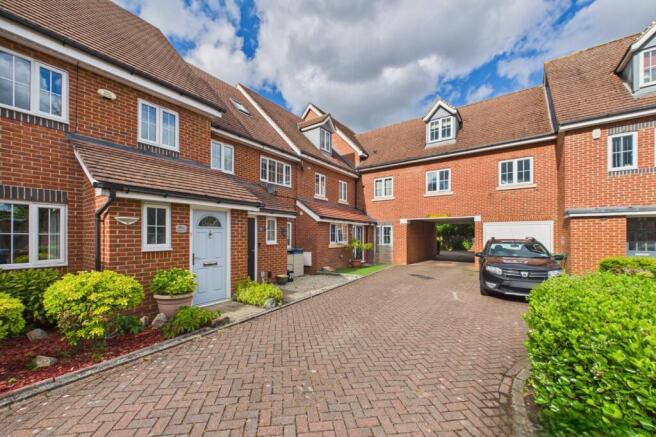 2 bed property, in Alford Close, £265,000