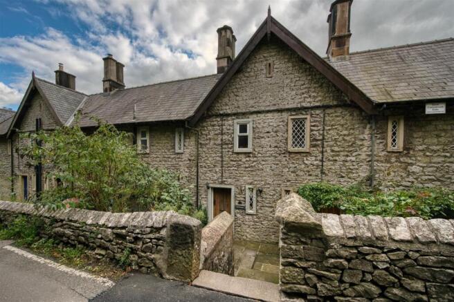 2 bed property, in Middle Row, £285,000