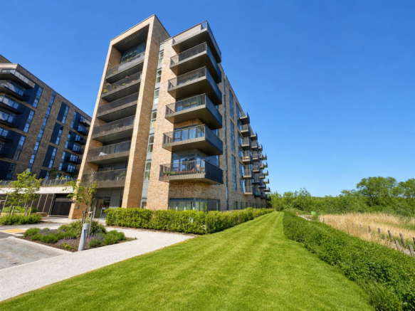 2 bed property, in Flagstaff Road, £530,000