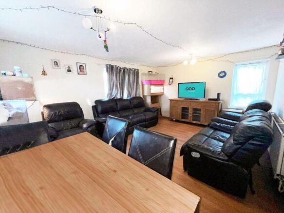4 bed property, in Dorking Walk, £165,000