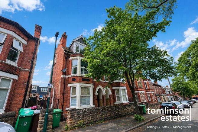 5 bed property, in Derby Grove, £335,000