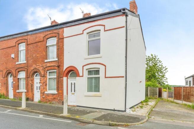 2 bed property, in Kings Road, £160,000