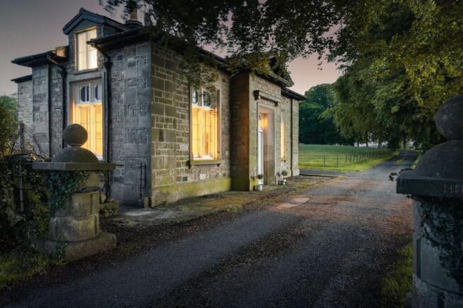 2 bed property, in Summerfield Lodge, £325,000