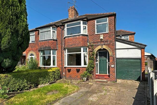 3 bed property, in Brook Lane, £425,000