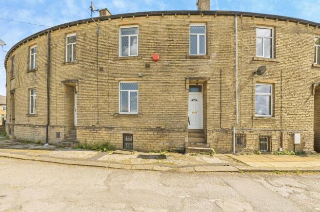 3 bed property, in Beacon Street, £100,000
