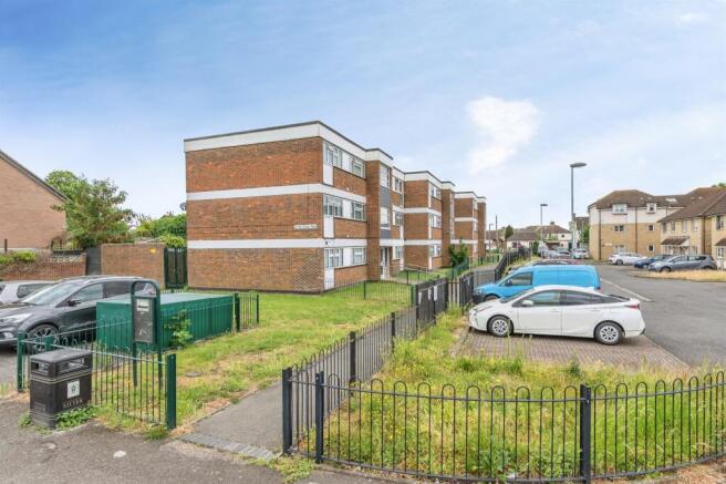 1 bed property, in Ongar Way, £140,000