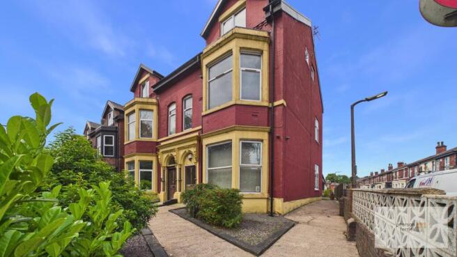 5 bed property, in Walmersley Road, £300,000