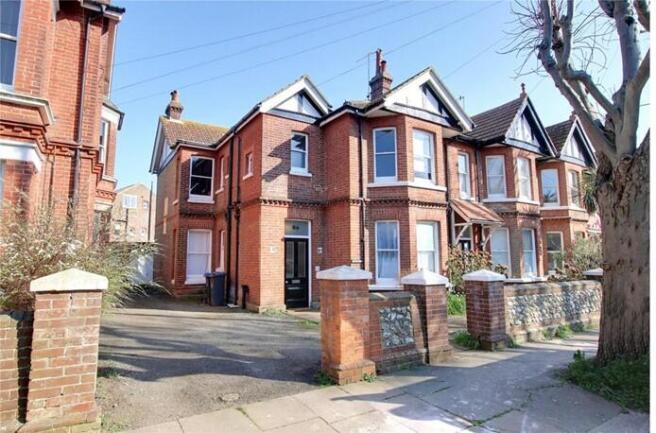 2 bed property, in 8 Warwick Gardens, £320,000