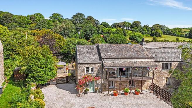 5 bed property, in Trecarne, £525,000