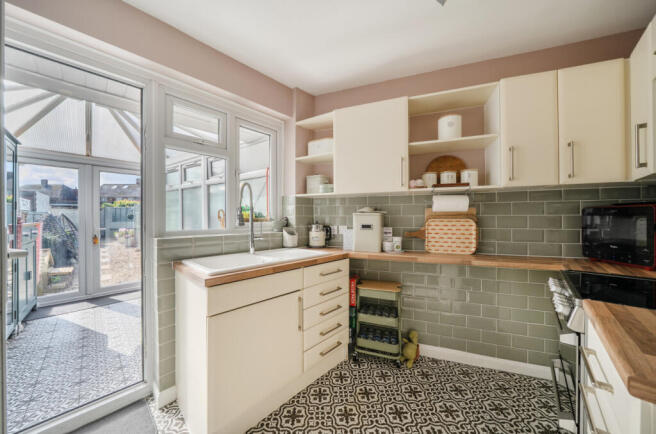 2 bed property, in Peel Close, £425,000