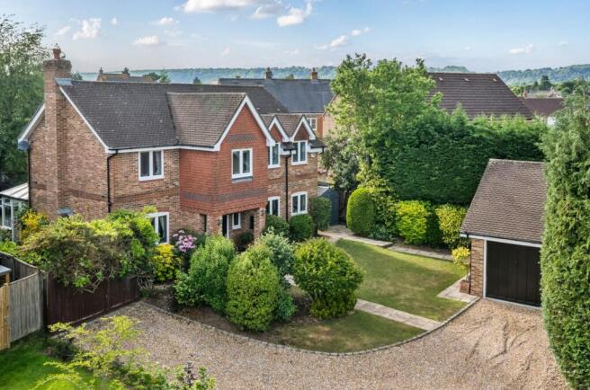 5 bed property, in Hoggarth Close, £925,000