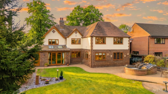 5 bed property, in Wraydene, £850,000