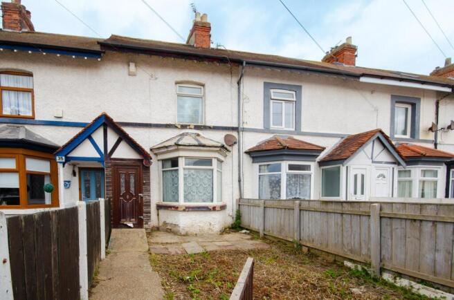 2 bed property, in Southcliff Road, £69,999