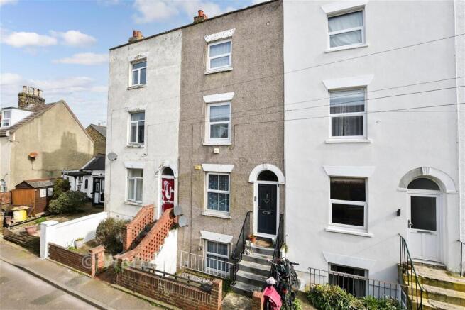 2 bed property, in Irchester Street, £150,000