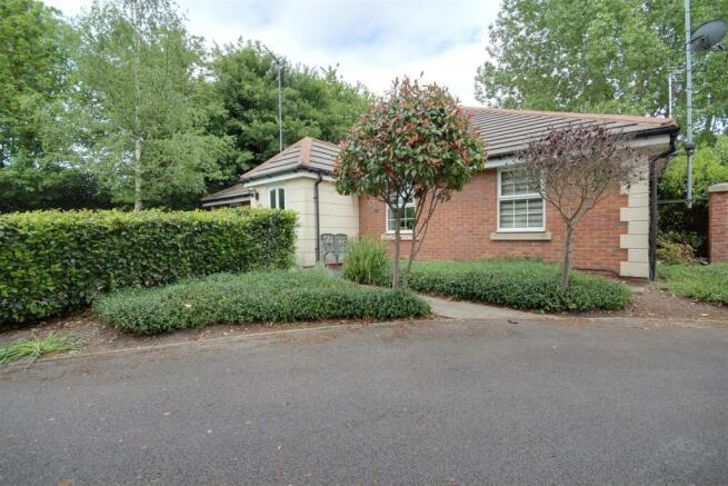 1 bed property, in Robin Close, £75,000