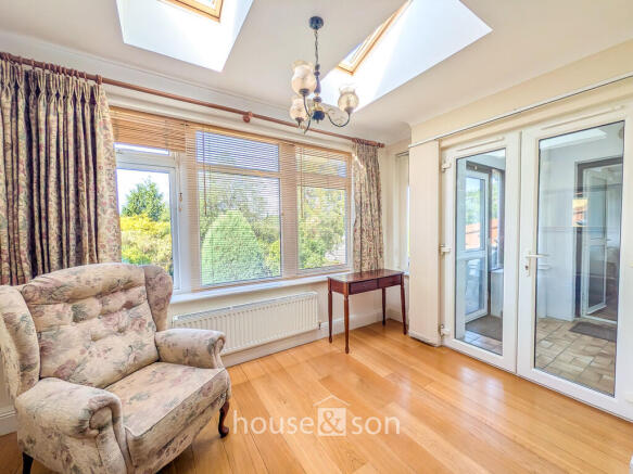3 bed property, in Hill View Road, £400,000
