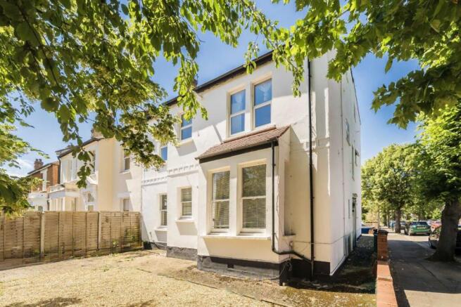 1 bed property, in Mount Park Road, £369,950