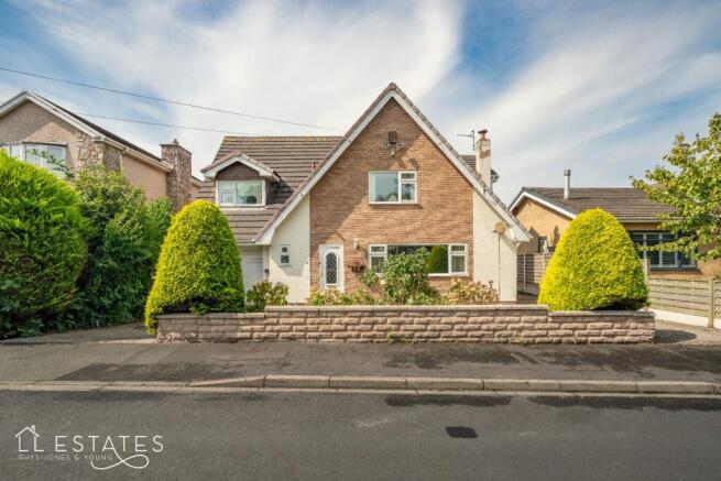 4 bed property, in Highlands Close, £400,000