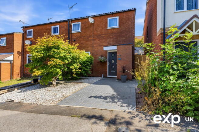 2 bed property, in Harpole Walk, £175,000