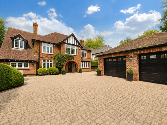 5 bed property, in Chain Lane, £1,100,000