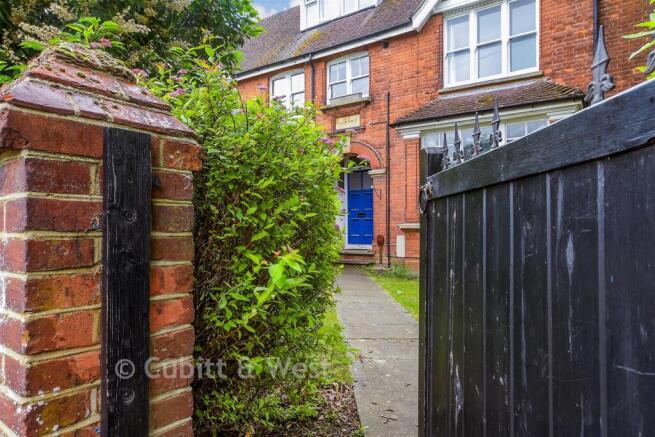3 bed property, in Nutfield Road, £350,000