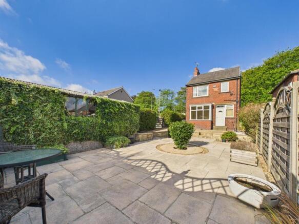 2 bed property, in The Croft, £265,000