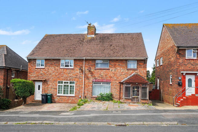 3 bed property, in 54 Amberley Drive, £300,000