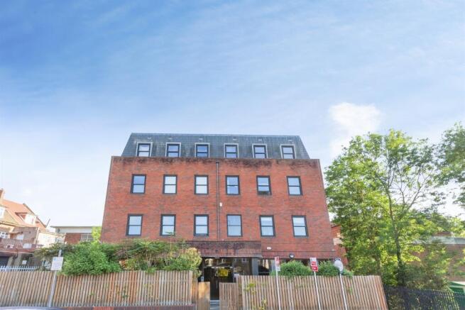 2 bed property, in Ambassador House, £325,000