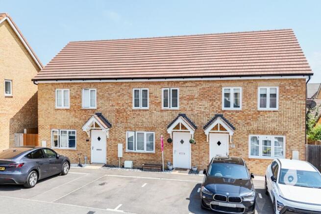 2 bed property, in Allen Way, £375,000