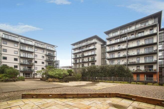 2 bed property, in Pollard Street, £200,000