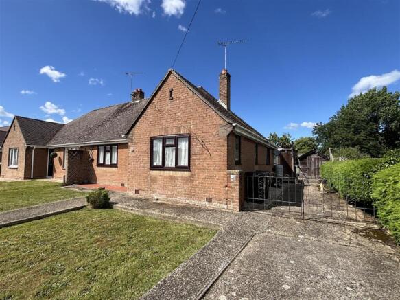 2 bed property, in Pinewood Road, £329,950