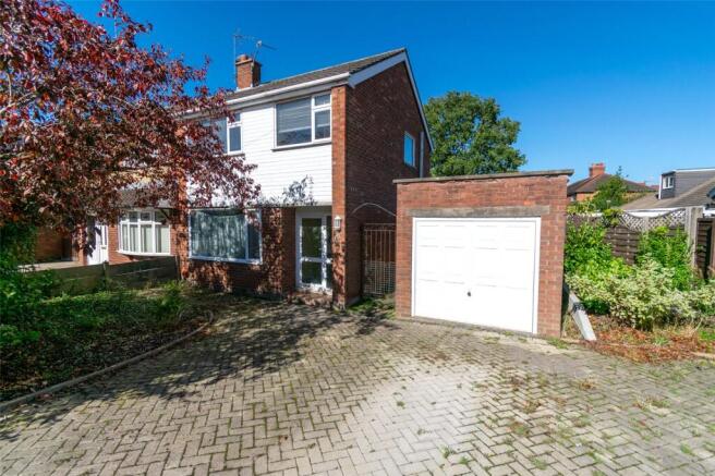 3 bed property, in Cledford Crescent, £150,000