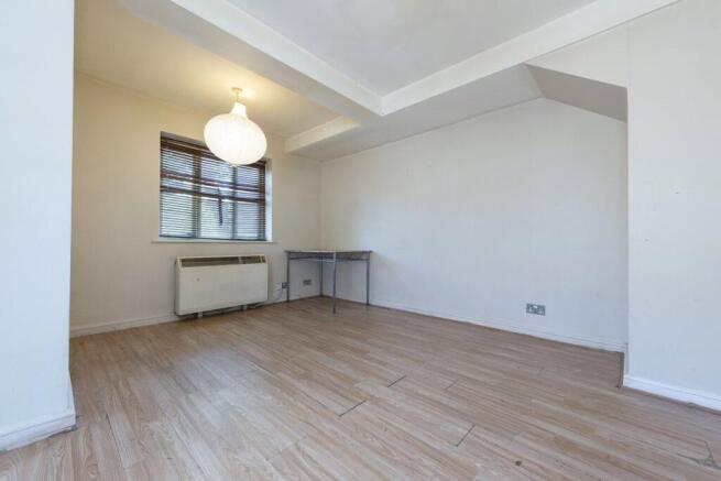 2 bed property, in Benhill Road, £250,000