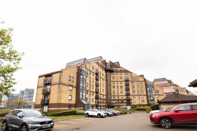 1 bed property, in Mavisbank Gardens, £130,000