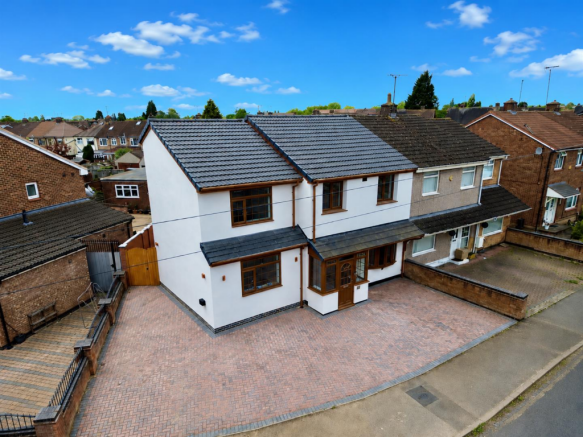5 bed property, in Blackwatch Road, £425,000