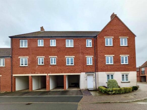2 bed property, in Mulholland Way, £109,000