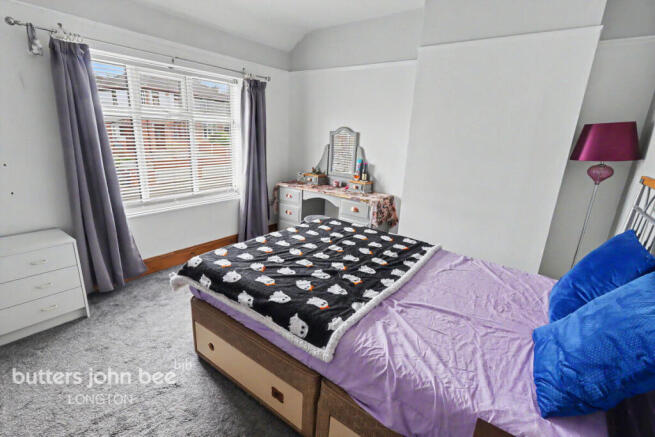 2 bed property, in Broadway, £145,000