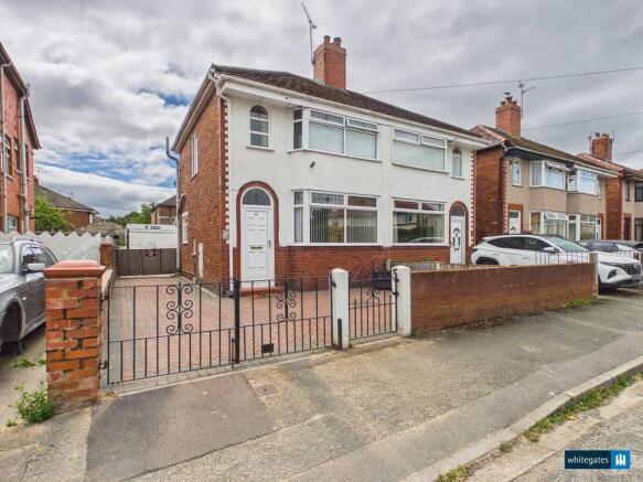 2 bed property, in Newton Street, £160,000