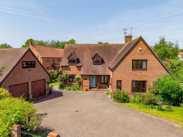 5 bed property, in Aslockton Road, £895,000