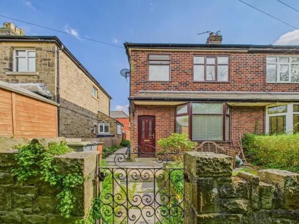 2 bed property, in Watford Bridge Road, £250,000