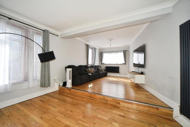 5 bed property, in Tewson Road, £685,000