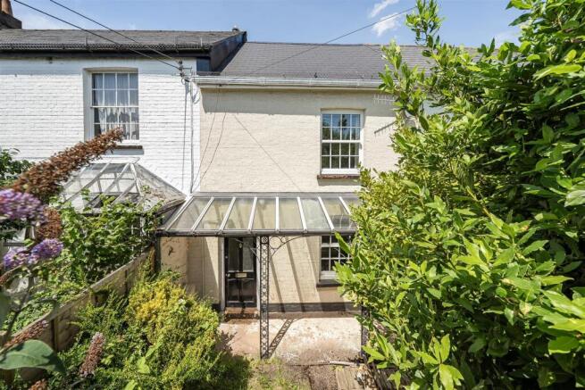 2 bed property, in Belmont Road, £195,000